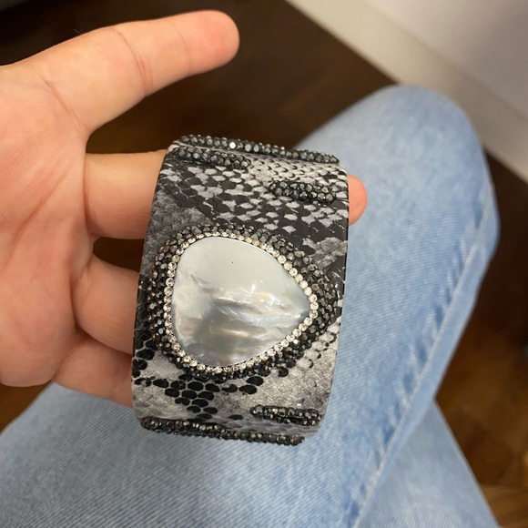 Leather cuff with pearls - Picture 3 of 6